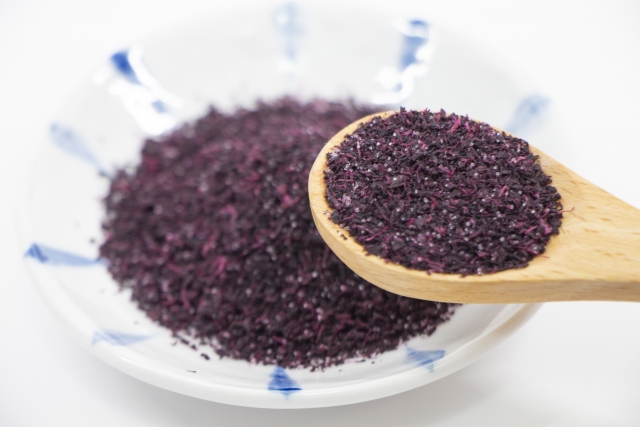 Red shiso seasoning used for vegan onigiri fillings