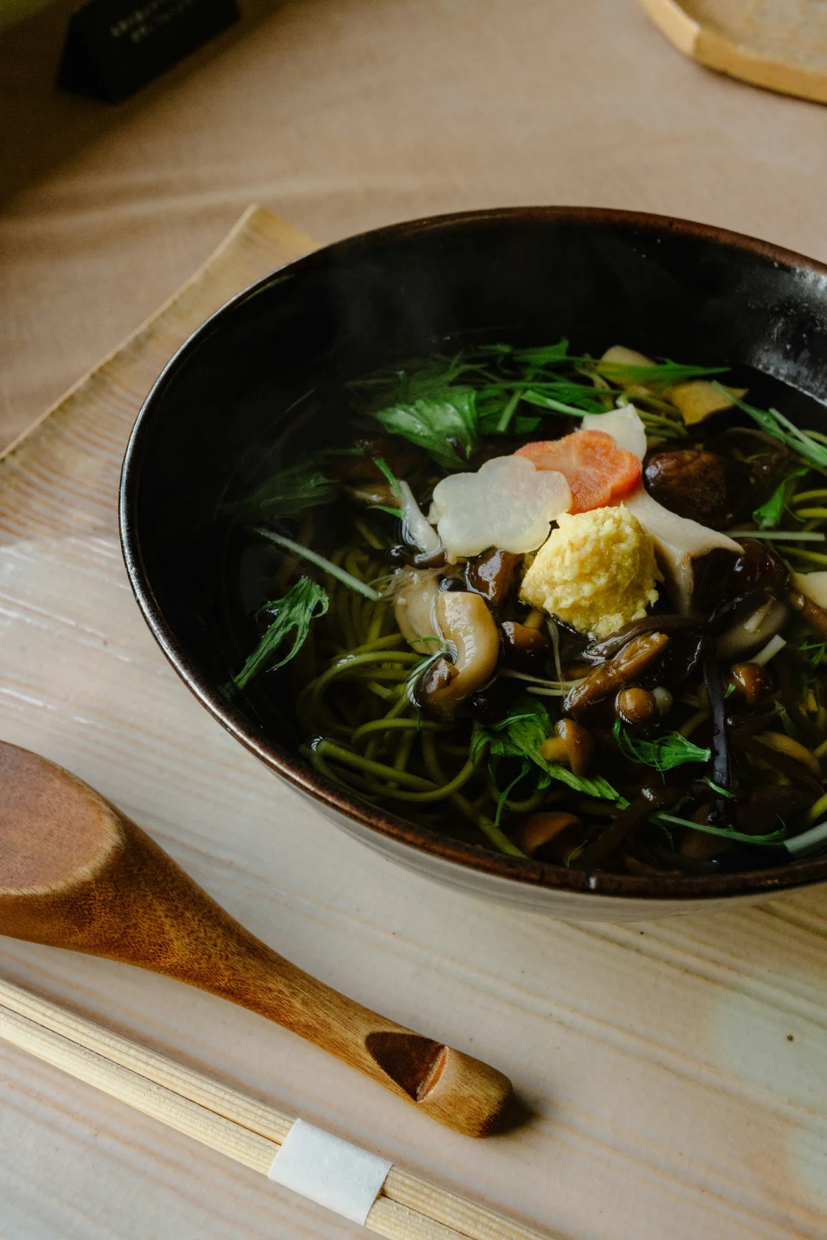 Steaming soba noodles with mushrooms and vegetables